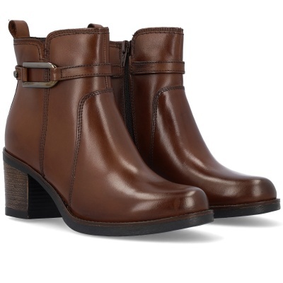 Botas de salto médio em pele castanha com fivela e fecho