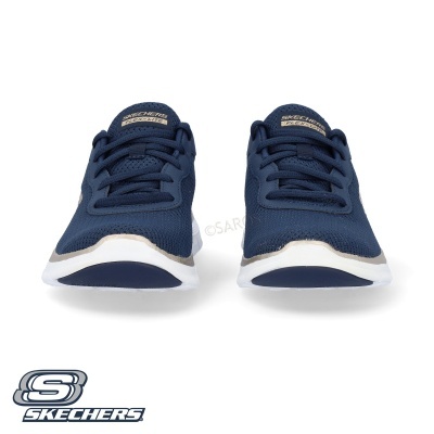 Sapatilhas azuis Skechers com sola branca e atacadores azuis.