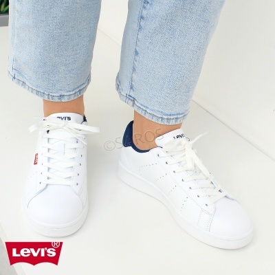 Ténis brancos Levi's com detalhes em azul escuro e jeans claros