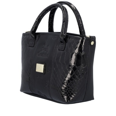 Mala de mão preta com textura pele de cobra e placa metálica