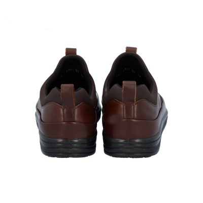 Sapatos castanhos em couro e tecido vistos de trás