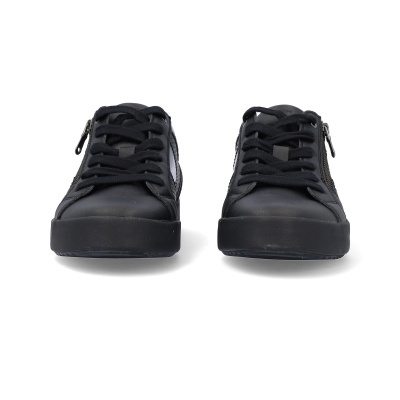 Par de ténis pretos com atacadores e zíper lateral