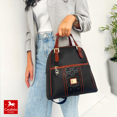Mochila preta e castanha em material texturizado e liso, com fecho dourado