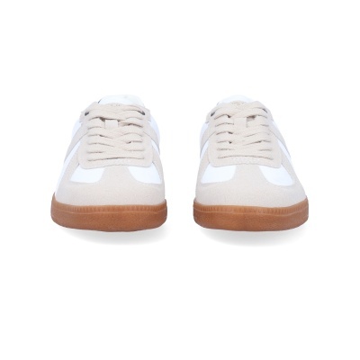 Par de sapatilhas desportivas brancas e bege com sola castanha