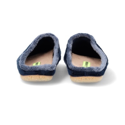 Chinelos de quarto azuis com interior peludo cinza vistos pela parte de trás