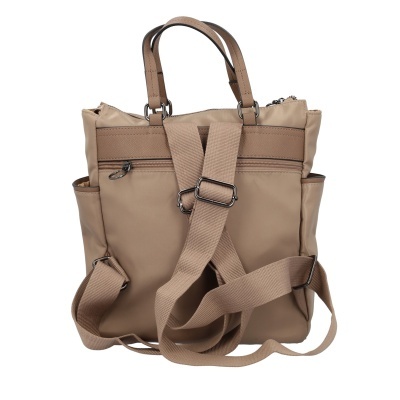 Mochila bege com alças ajustáveis e bolso com fecho