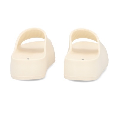 Par de chinelos bege claro vista traseira com tira ajustável e tamanho visível.