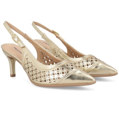 Sapatos de salto médio dourados com recortes quadrados e biqueira apontada