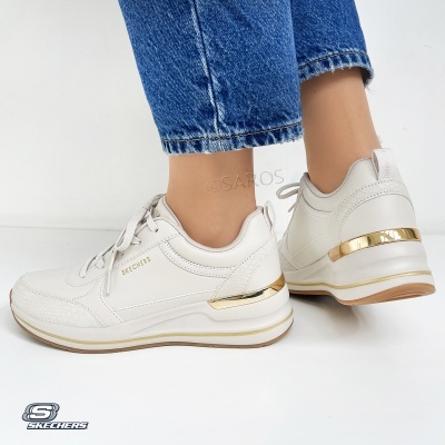 Ténis Skechers brancos com detalhes dourados e sola bege clara