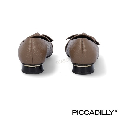 Sapatos rasos castanhos femininos Piccadilly vistos de trás