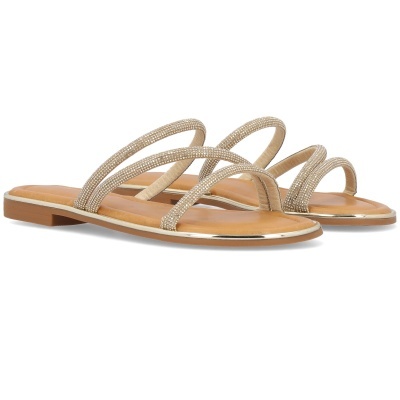 Sandálias rasas femininas com tiras finas decoradas com cristais em fundo branco