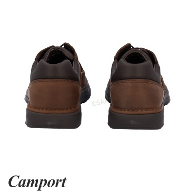 Par de sapatos masculinos castanhos vistos de trás