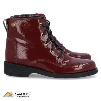 Botas femininas vermelhas em verniz com atacadores pretos e sola preta.