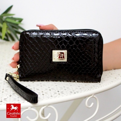 Carteira preta brilhante com textura de escamas e logo Cavalinho