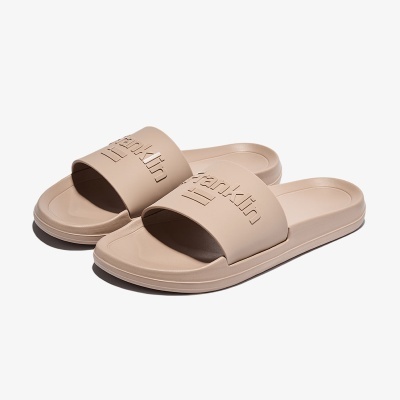 Chinelos bege syntéticos com logo franklin em relevo.