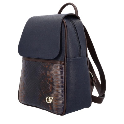 Mochila azul escura com bolso de padrão pele de cobra e logótipo CV dourado
