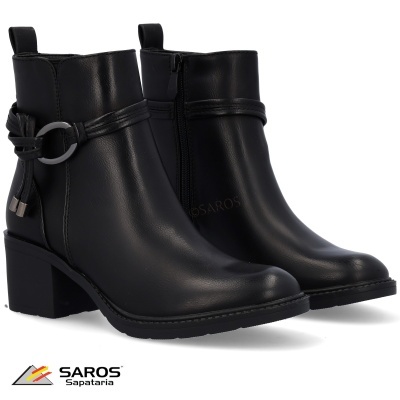 Botins pretos em couro sintético com salto médio e detalhe de argola e laço