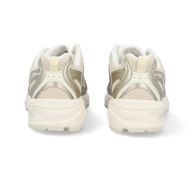 Sapatilhas desportivas bege vistas de trás com sola branca
