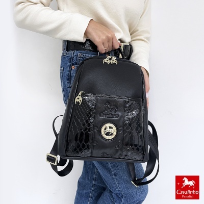 Mochila preta com textura mista em pele lisa e imitação de pele de cobra, detalhes dourados e logo Cavalinho Perfeito.