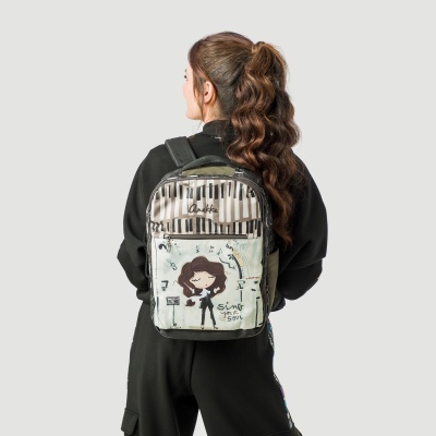 mochila com estampa musical e texto Sing Your Soul