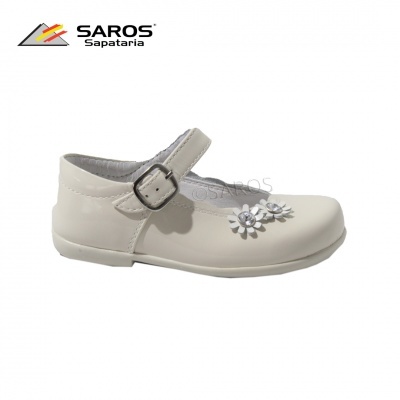 Sapatilha branca de criança com fecho de fivela e flores decorativas