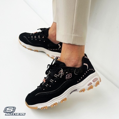 Ténis Skechers negros com detalhes em rosa e sola branca com borracha castanha