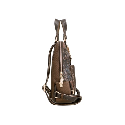 Mochila castanha com textura e zíper dourado vista de lado