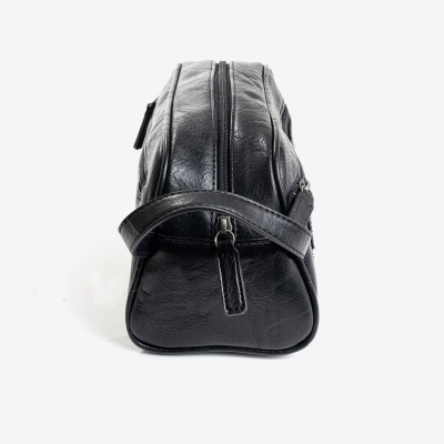 Necessaire preta com zip e alça lateral em fundo branco