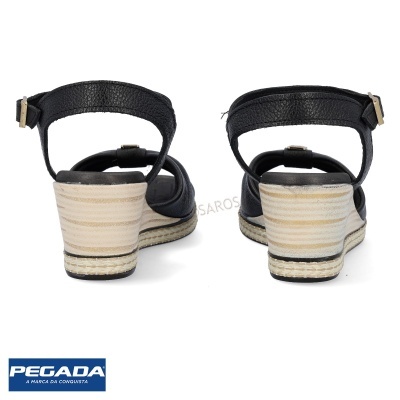 Sandálias de cunha pretas com salto bege riscado e base de palha