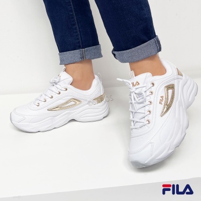Sapatilhas brancas FILA com detalhes dourados e atacadores brancos
