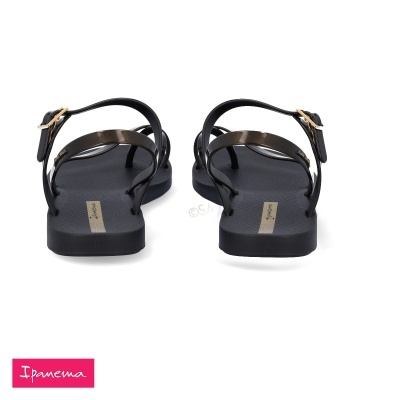 Sandálias pretas de plástico com alças finas e sola texturizada