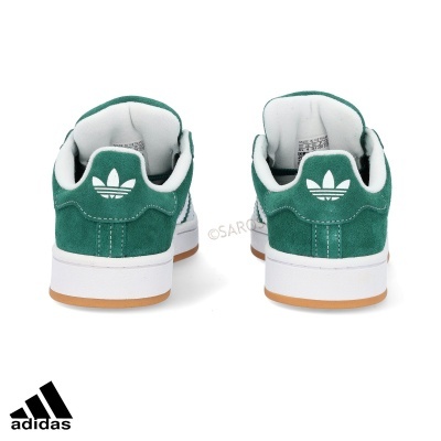 Sapatilhas Adidas verdes e brancas vistas por trás