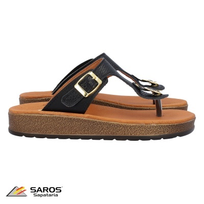 Sandálias rasteiras pretas com fivelas douradas e sola castanha