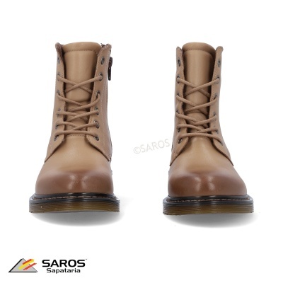 Botas castanhas com atacadores em fundo branco com logótipo SAROS