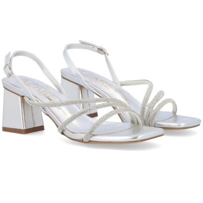 Sandálias prateadas com tiras brilhantes e salto médio
