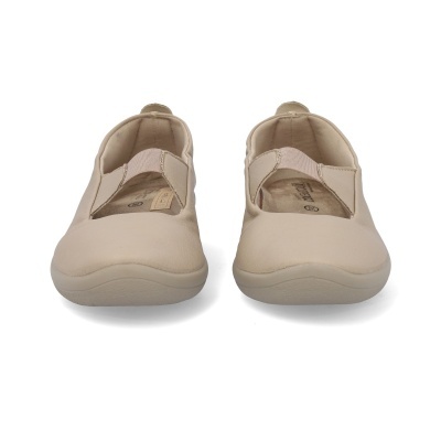 Sapatos femininos bege com alças elásticas