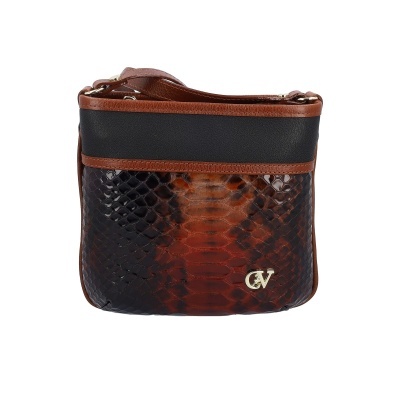 Bolsa tiracolo castanha com padrão de pele de cobra e detalhe metálico CV