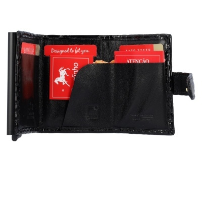 Carteira preta aberta com várias cartas vermelhas e texto visível em algumas delas