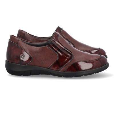 Sapatos masculinos em couro marrom com sola preta