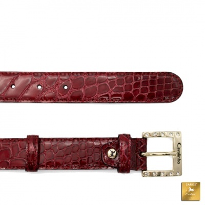 Cinto vermelho em pele com padrão crocodilo e fivela dourada com strass.