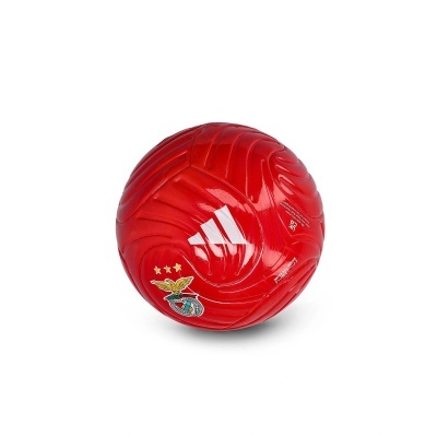 Bola de futebol vermelha com logótipo Adidas e emblema SL Benfica