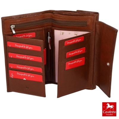 Carteira de pele castanha com etiquetas vermelhas e logótipo Cavalinho