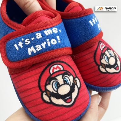 Chinelos infantis vermelhos e azuis com imagem de Mario e texto em inglês