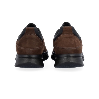 Par de sapatos castanhos de couro camurça com sola preta vistos de trás