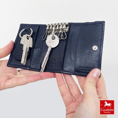 Chaveiro em pele azul escuro com chaves e logo Cavalinho Penafiel