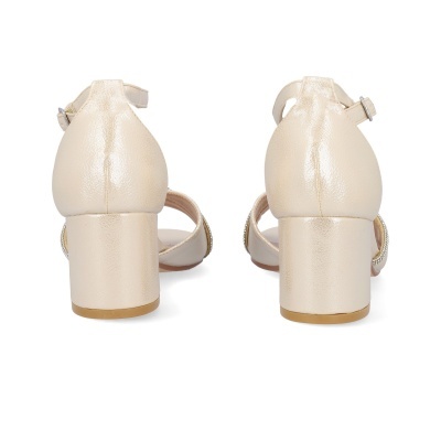 Sandálias creme de salto médio com tira e fivela