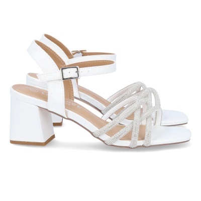 Sandálias brancas de salto com tiras brilhantes e fivela metálica
