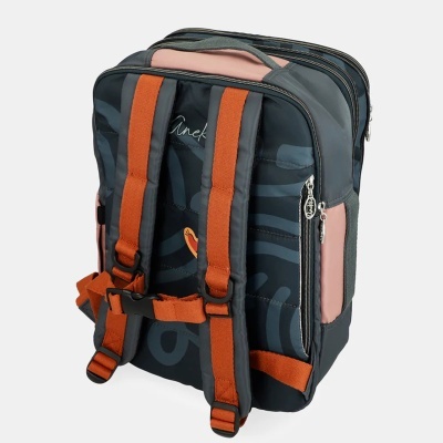 mochila cinza escuro com alças laranja e detalhes rosa