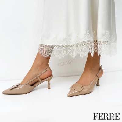 sapatos de salto médio verniz bege com laço e vestido branco com renda