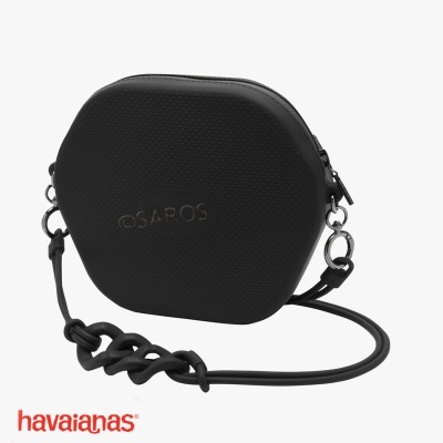 Mala preta hexagonal pequena com alça da marca Havaianas
